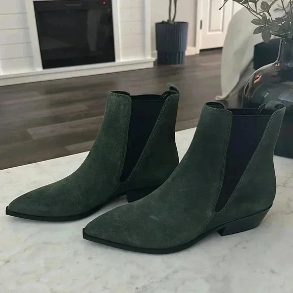 NIB Nine West Green Suede Chelsea Booties 8.5 - Picture 1 of 4